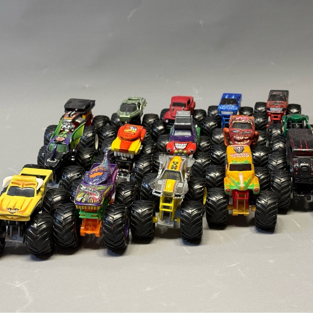 Hot Wheels Monster Jam Lot of 15 Trucks